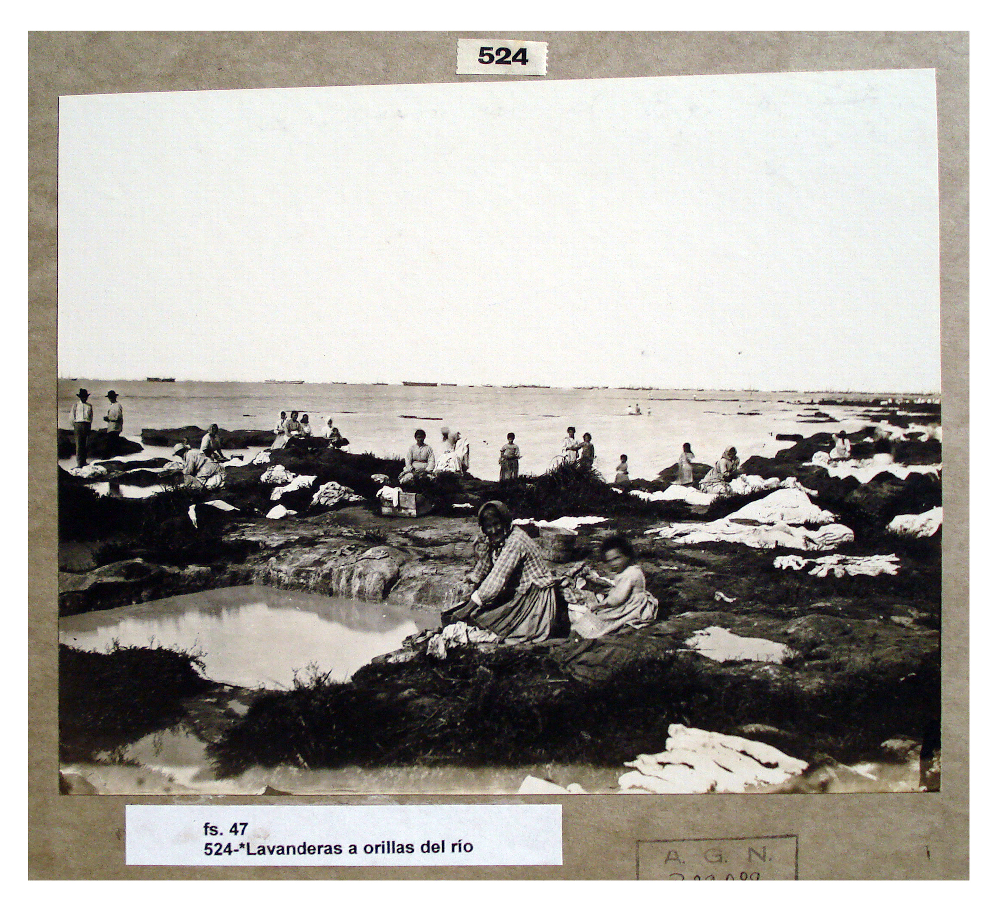 Lavanderas a orillas del río