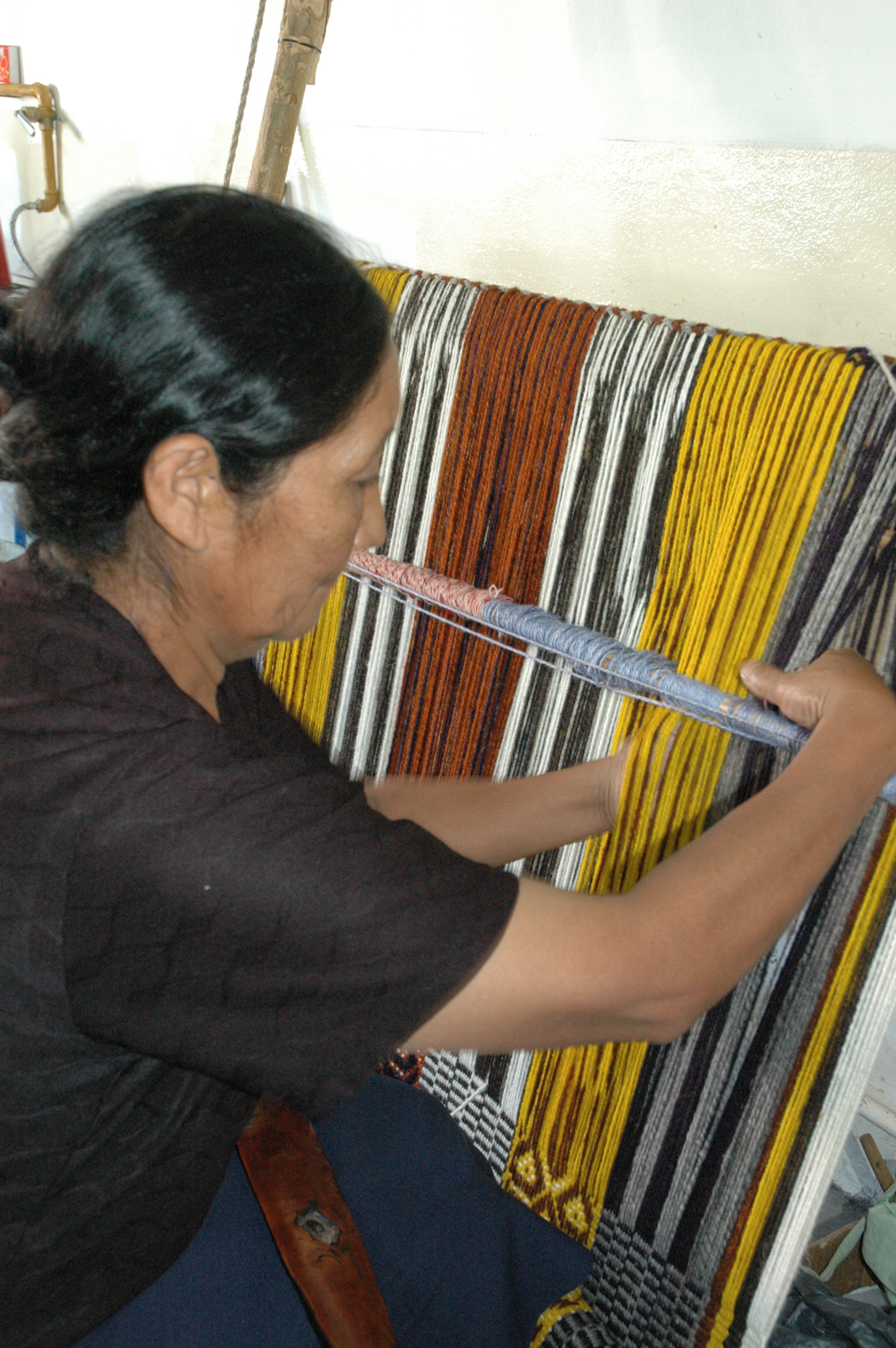 Artesana de Las Lajas, tejiendo
