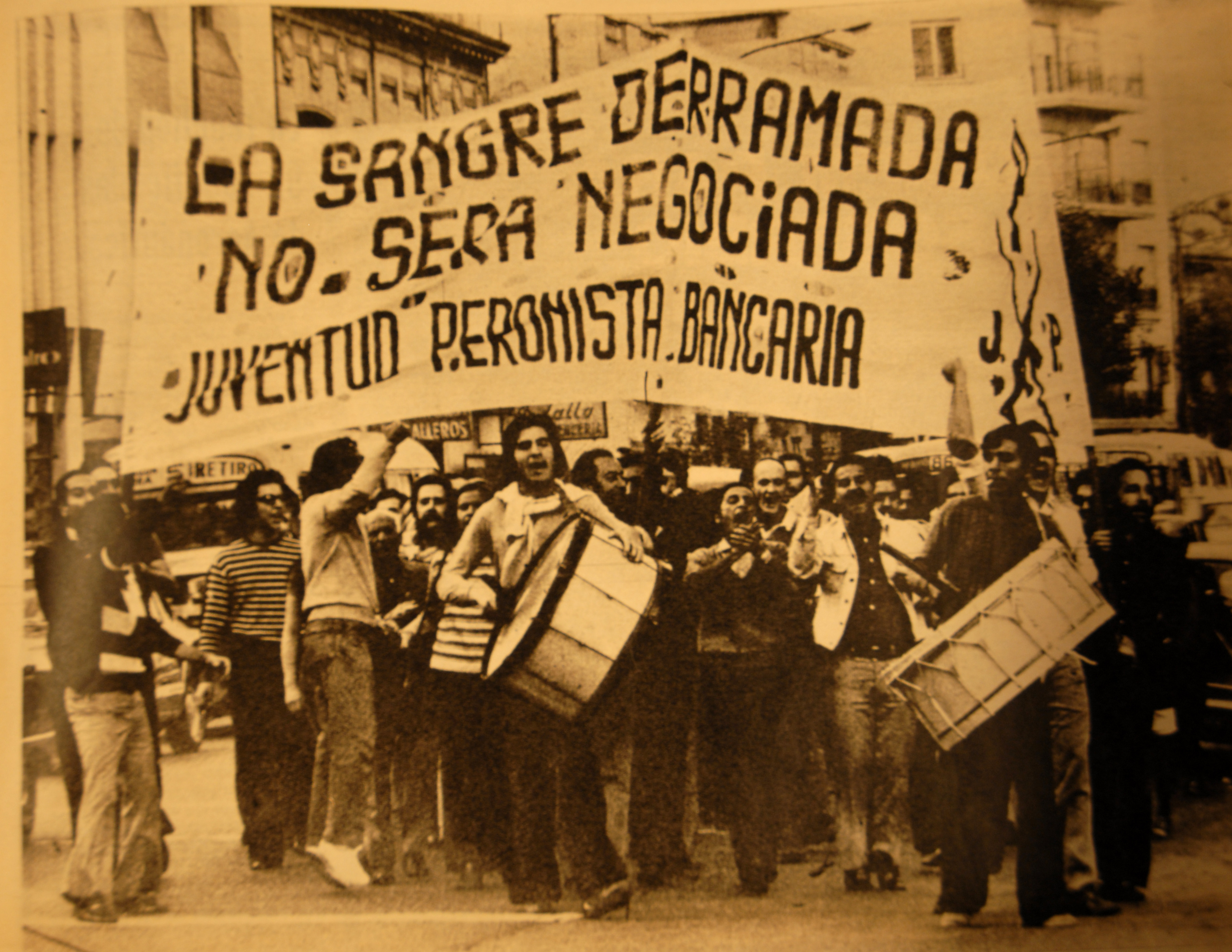 Manifestación de la Juventud Trabajadora Bancaria. Gremiales (1974)
