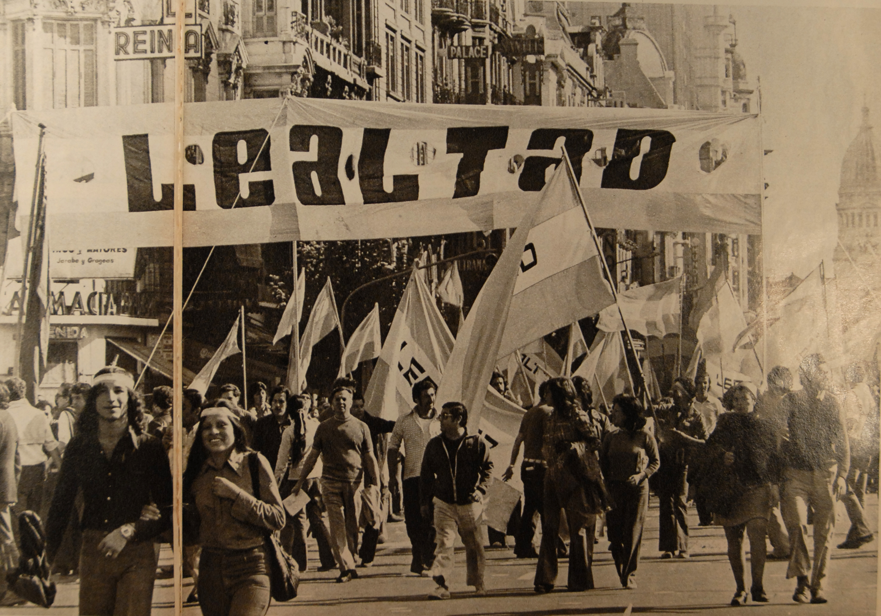 Manifestación peronista por avenida de Mayo, 1973