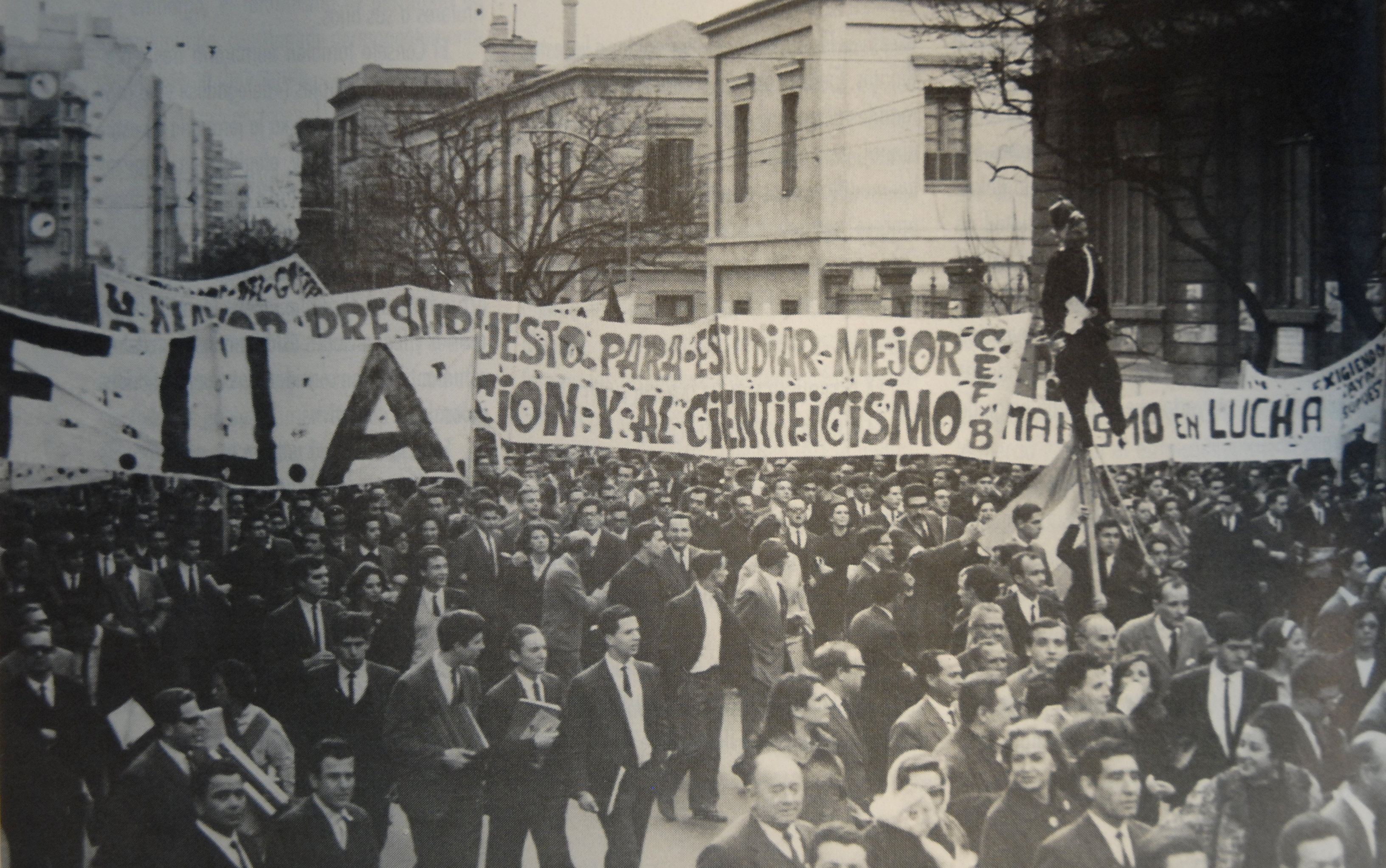 Estudiantes reformistas (FUA), marchan el 7-10-1964