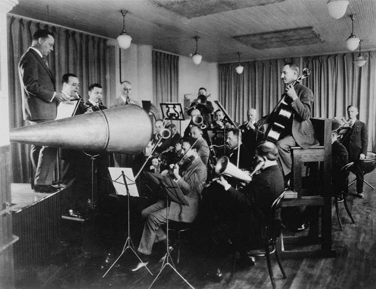 Orquesta grabando en estudio (1907)