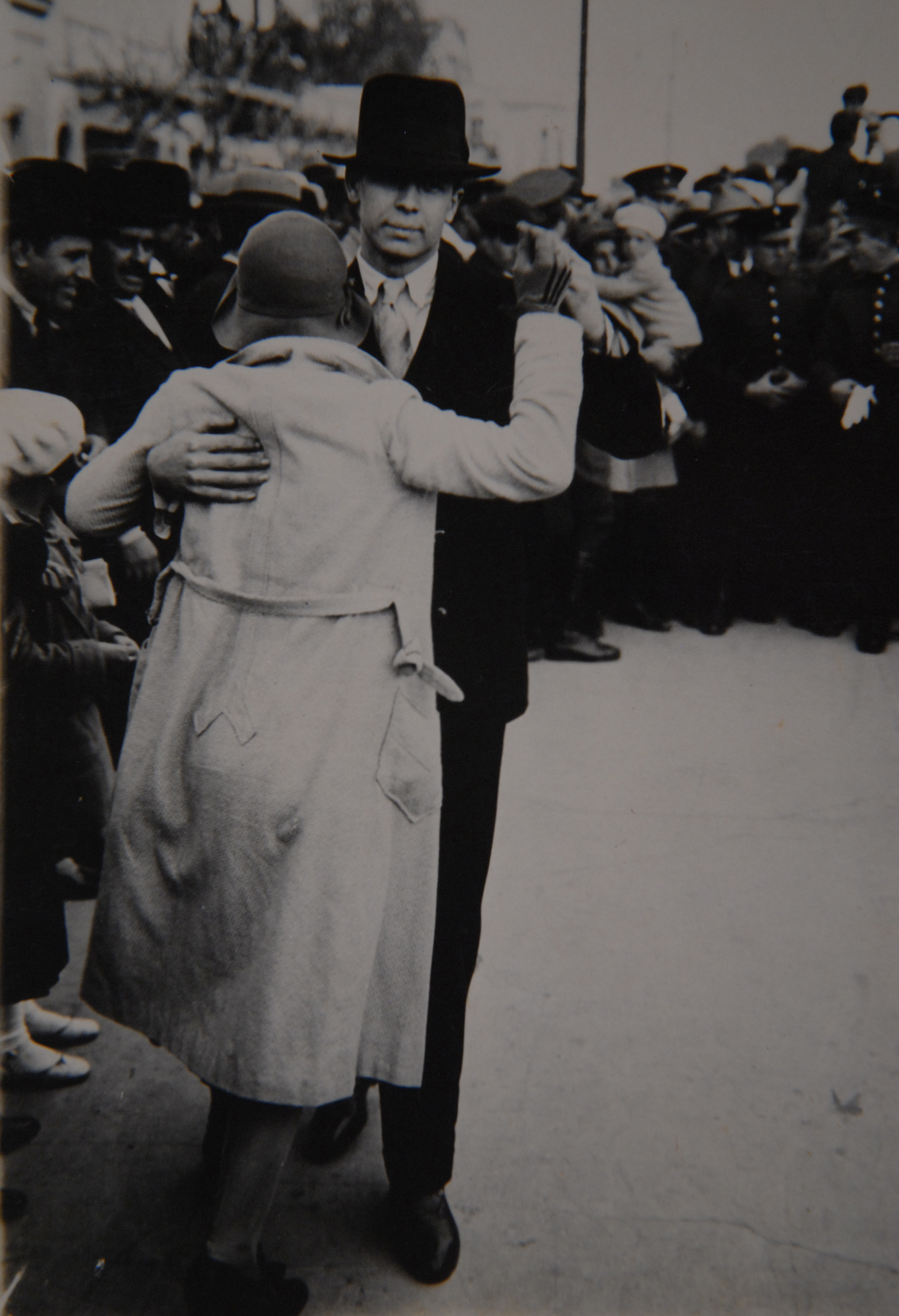 Pareja baila tango en la Avenida de Mayo