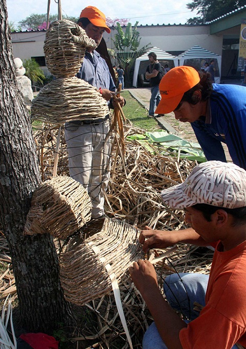 Artistas de la etnia Qom en la Bienal de Escultura