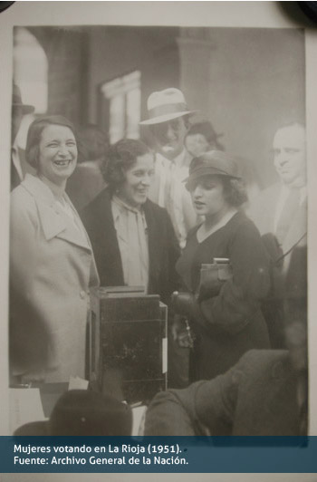 Mujeres votando