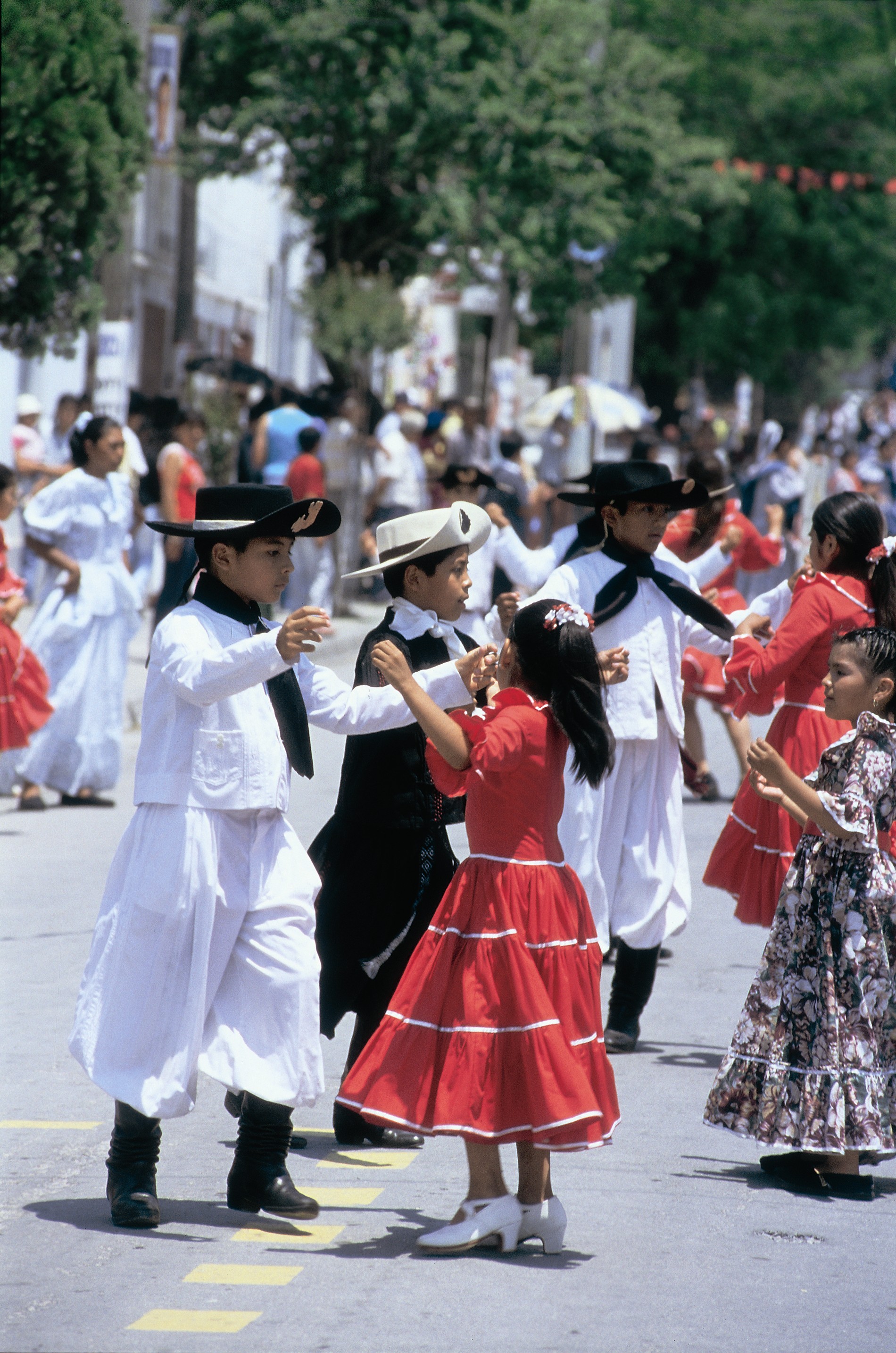 Niños bailando en  Campo Quijano
