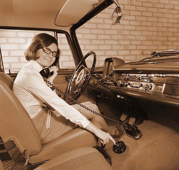 El teléfono en el auto (Año 1956)