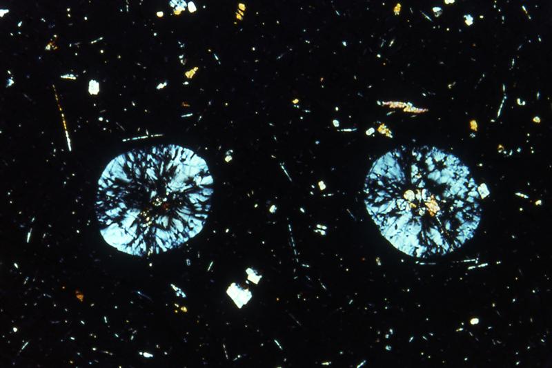 Vidrio volcánico esferulítico