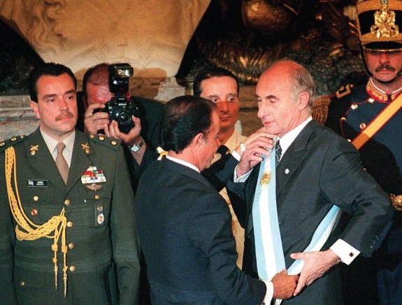 De la Rúa asume como presidente.