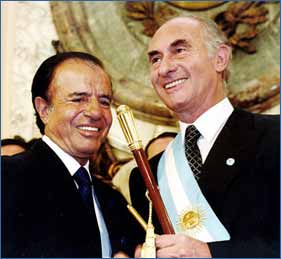 Menem entrega el mando presidencial a De la Rúa.