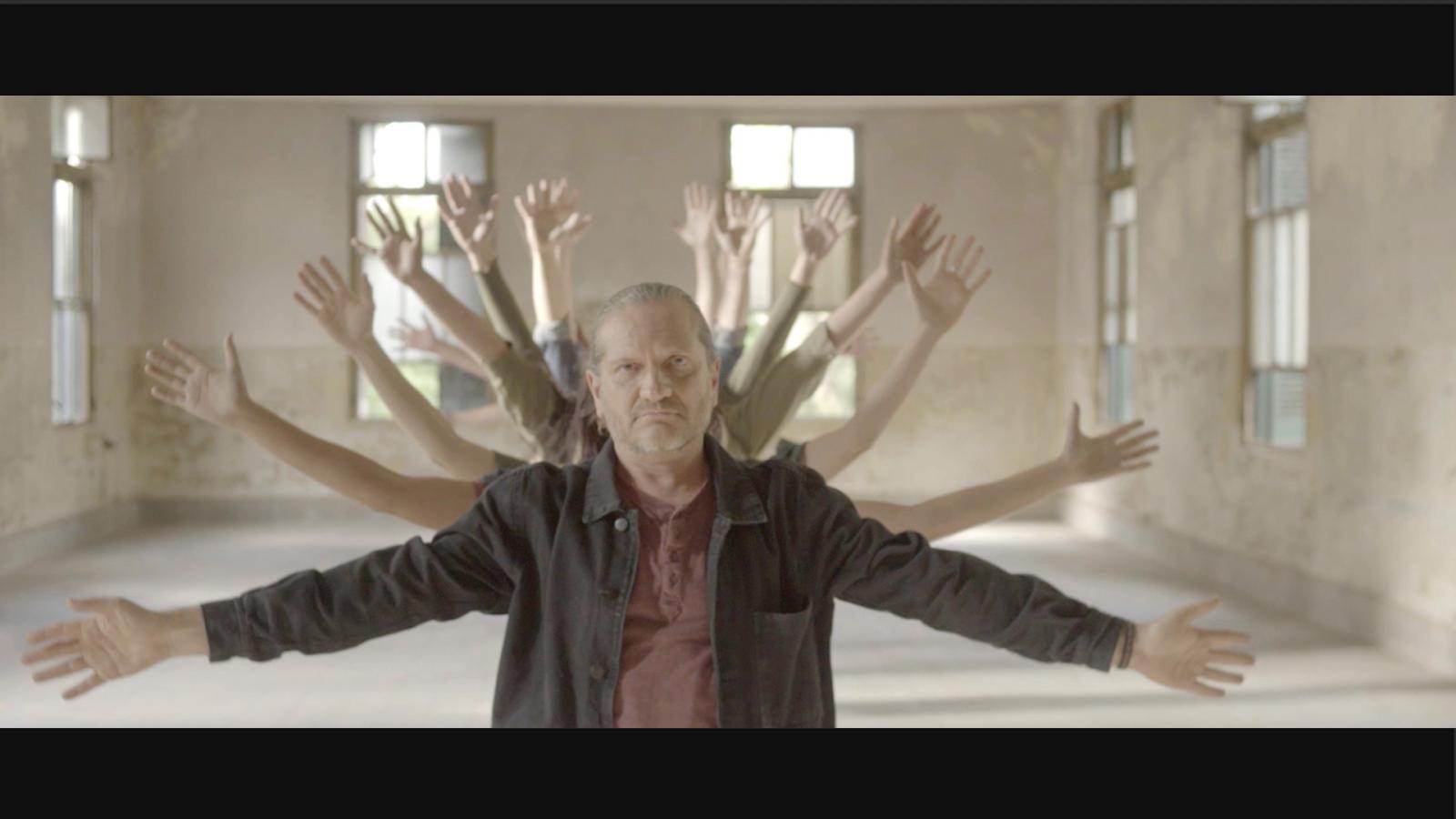 Una persona al frente de una puesta coreográfica.