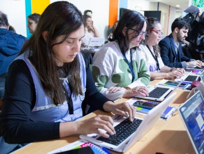 Docentes trabajando con netbooks