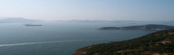 Vista panorámica de un mar desde un promontorio.