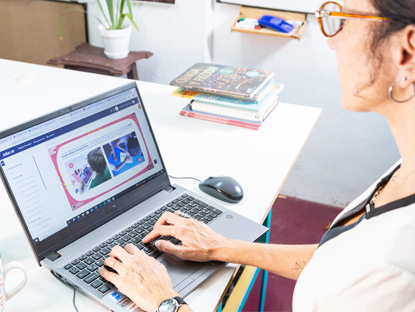 docente estudiando con computadora