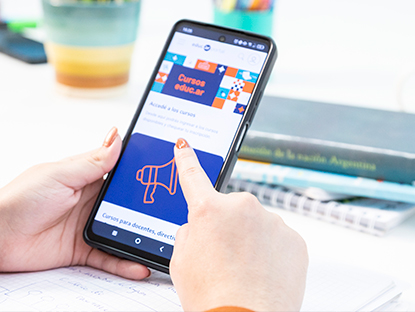 Celular con pantalla de cursos