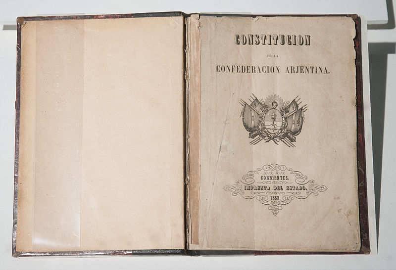 Ejemplar impreso en 1869 de la Constitución nacional.
