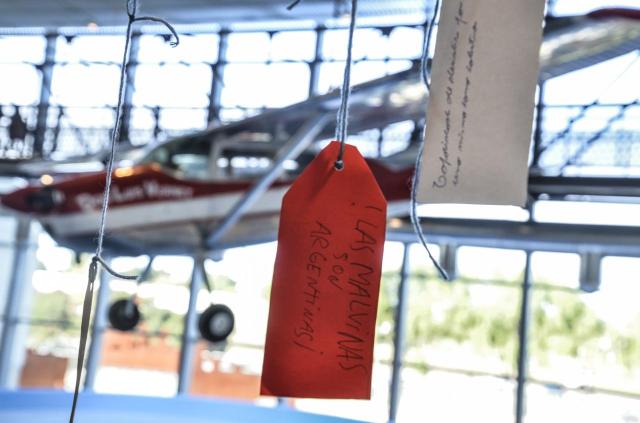 Interior del Museo Malvinas e Islas del Atlántico Sur. Al fondo, una avioneta y, en primer plano, un cartel dice: «Las Malvinas son argentinas».