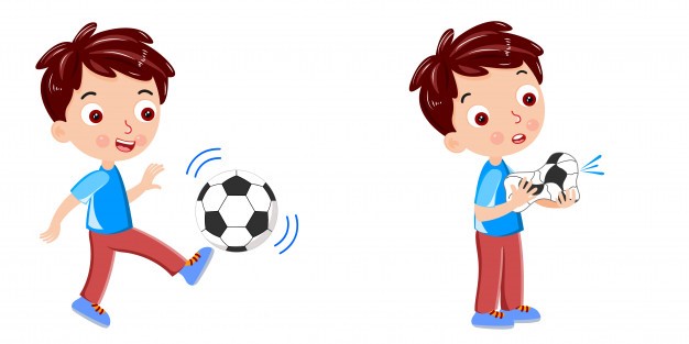 Un niño patea una pelota y, luego, la tiene en sus manos, pinchada.