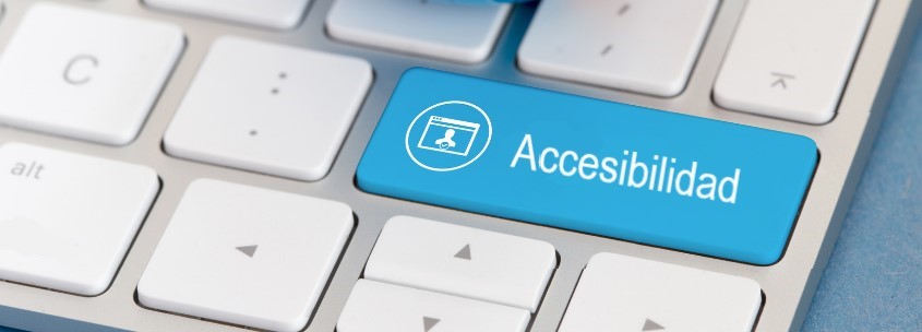 En un teclado blanco se destaca una tecla azul en la que se lee: accesibilidad.