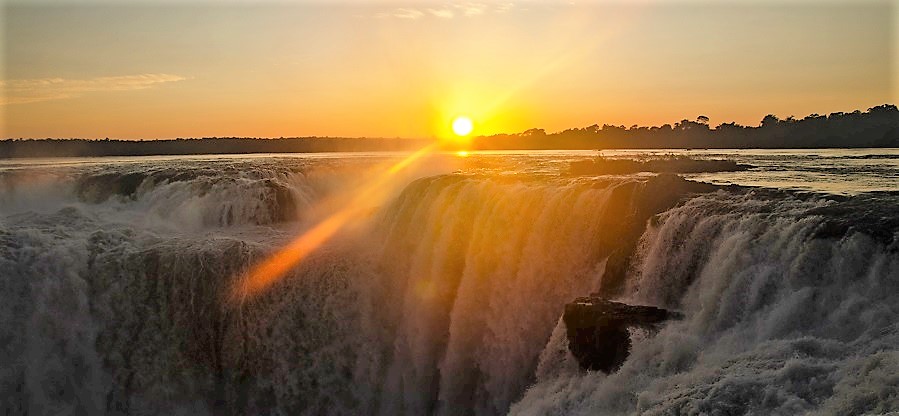 vista de las cataratas de Iguazú al atardecer