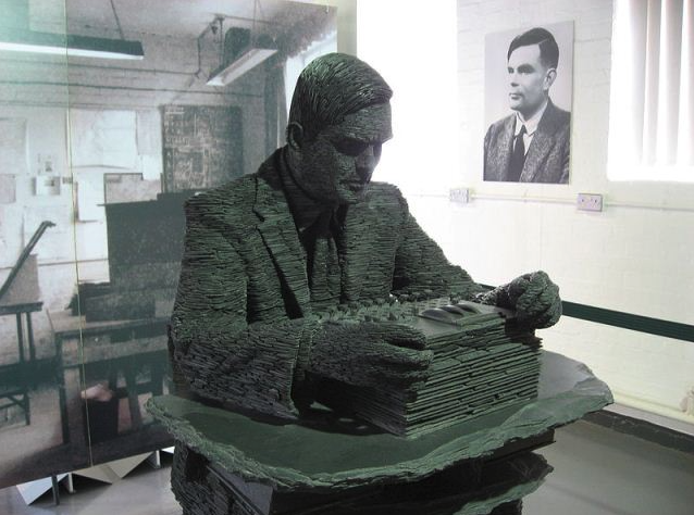 escultura alan turing