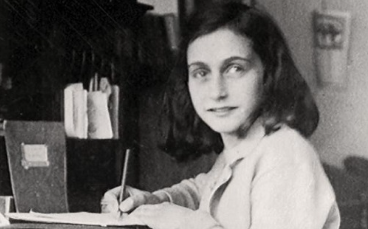 La imagen muestra a Ana Frank escribiendo su diario.