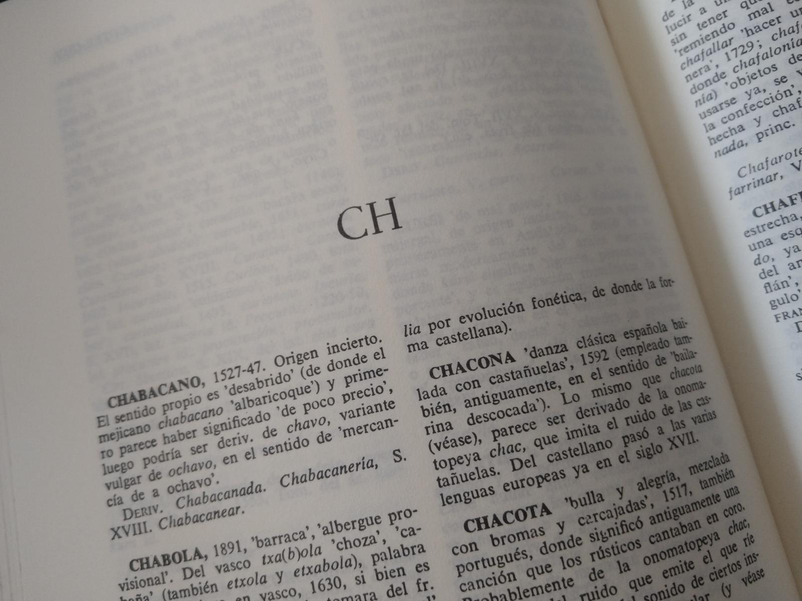 Página de un diccionario. Arriba, en grande, se ven las letras CH y, abajo, varias palabras que comienzan con ese dígrafo.