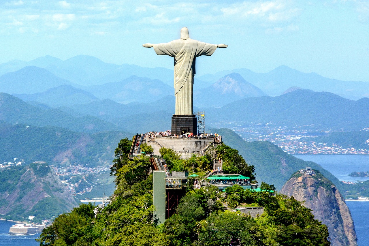 El Cristo Redentor con los brazos abiertos en la ciudad de Río de Janeiro.