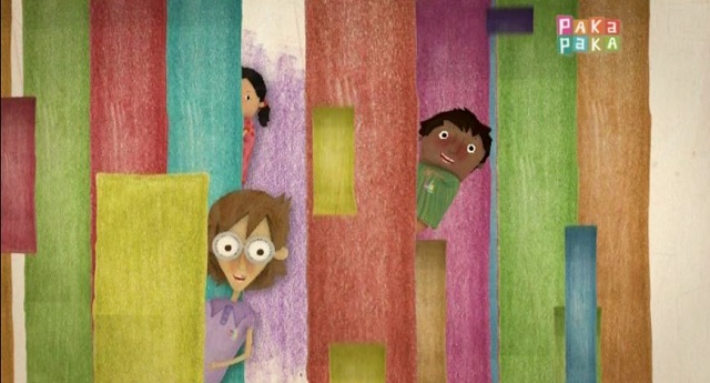 Captura de imagen de la serie Buena Banda, se pueden ver barras verticales de colores entre las que asoman los tres protagonistas de la serie.