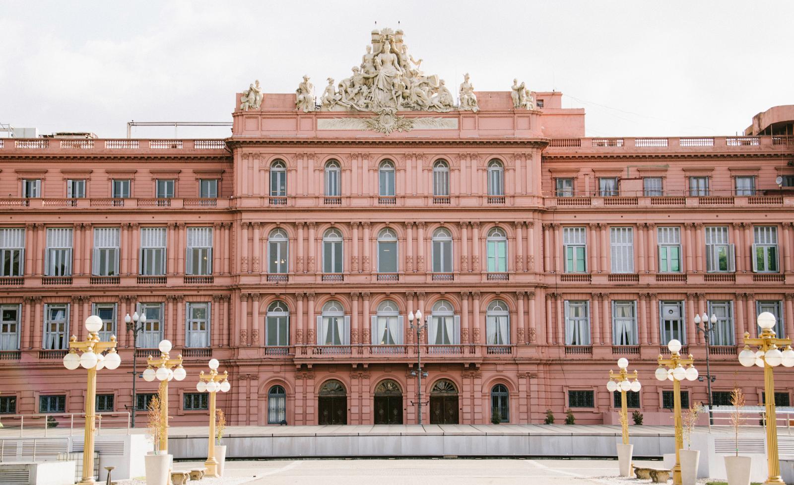 Fachada de la Casa Rosada de día.