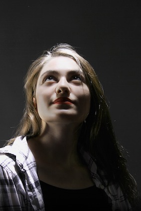 imagen de una joven mirando hacia arriba.