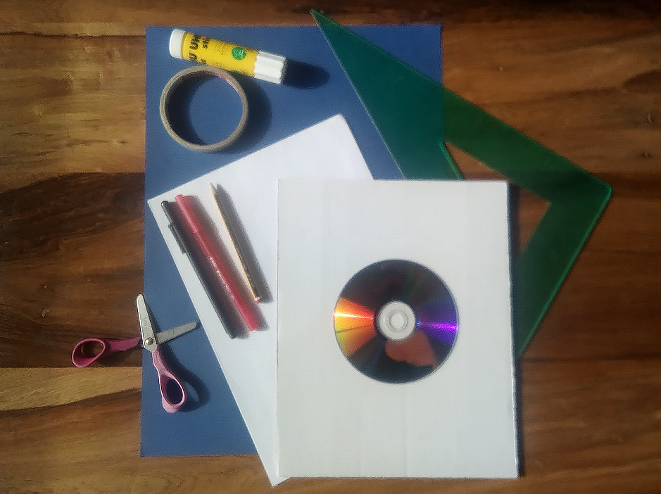 Útiles escolares, cartón y un cd listos para armar el zoótropo.
