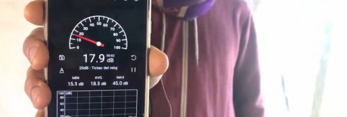 En un celular, la medición en decibeles del sonido ambiente.