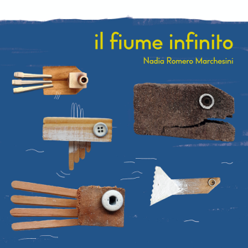Cubierta del libro «Il fiume infinito». Sobre fondo azul, hay diferentes elementos ensamblados con forma de peces.