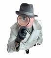 Vista superior de un detective. Viste un sobretodo, guantes y un sombrero. Tiene una lupa delante del ojo, que se ve enorme.