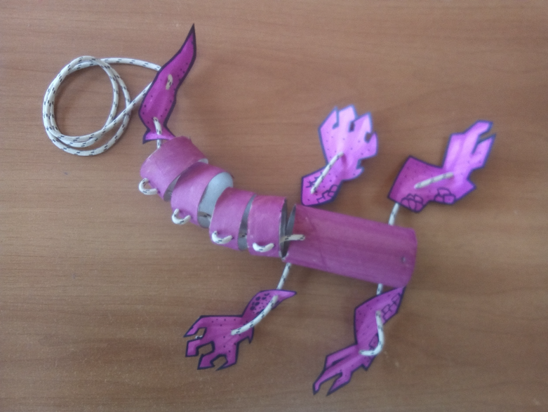 Cola, cuerpo y patas del dragón ya ensamblados.