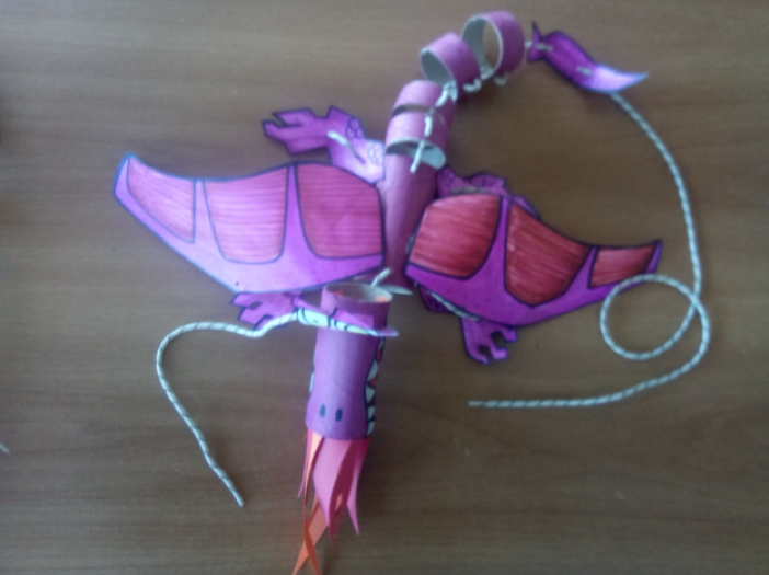 Marioneta de dragón con sus partes ya vinculadas con el cordón.