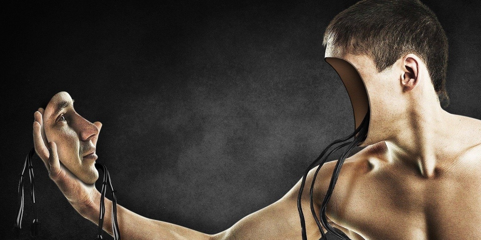 Un hombre sin cara sostiene una máscara con un rostro de hombre. Parece su propio rostro.