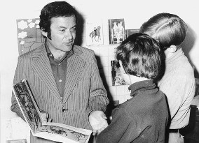 Fotografía de Maurice Sendak junto a otros jóvenes.