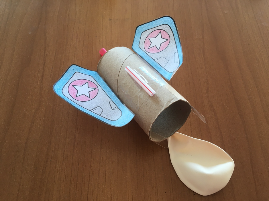 Conjunto armado con dos pedazos de cinta adhesiva. 