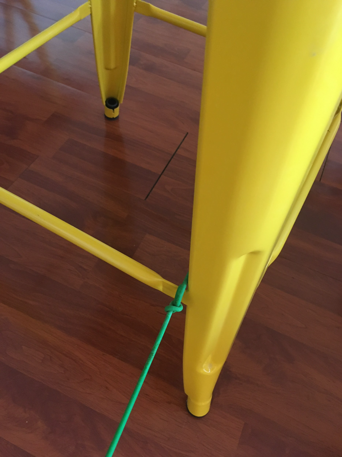 Soga sujeta al refuerzo de una banqueta metálica.