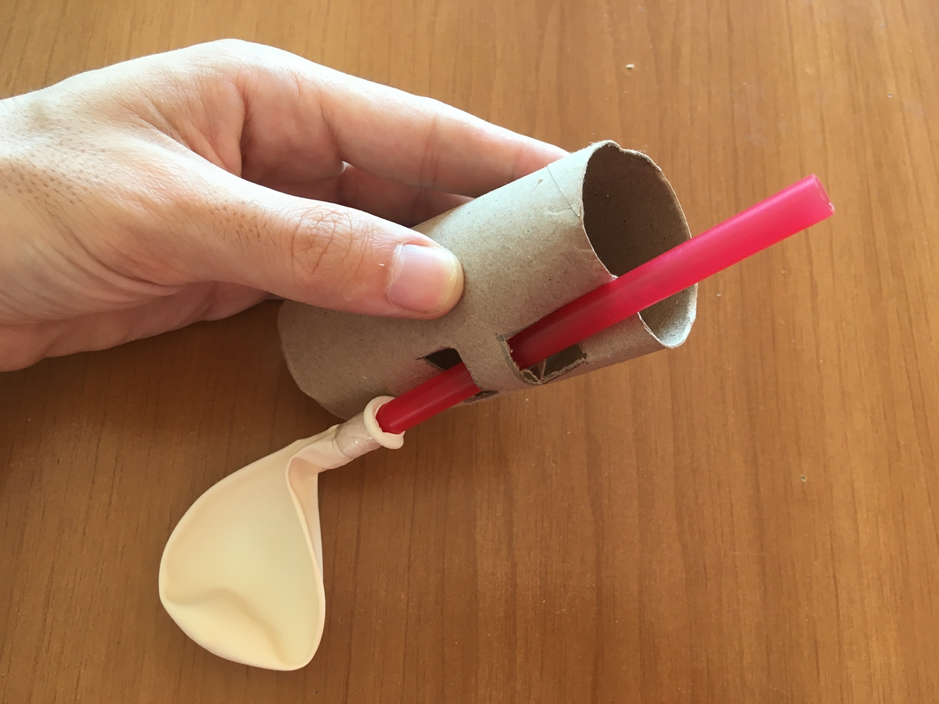 Pasaje del cuerpo cilíndrico por las ranuras realizadas en el tubo de cartón. 