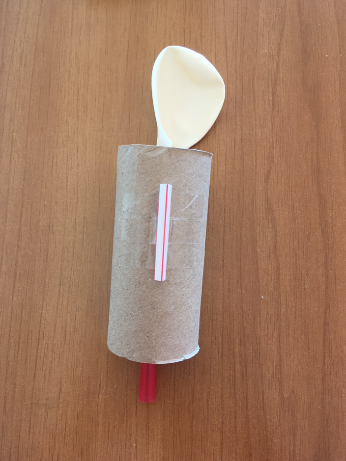 Unión del sorbete cortado con el tubo de cartón mediante cinta adhesiva. 
