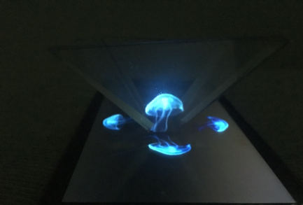 Teléfono celular reproduciendo un holograma 3D de una medusa.