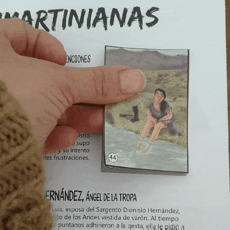 Una mano pega en un álbum la figurita 44 correspondiente a Pascuala Meneses.