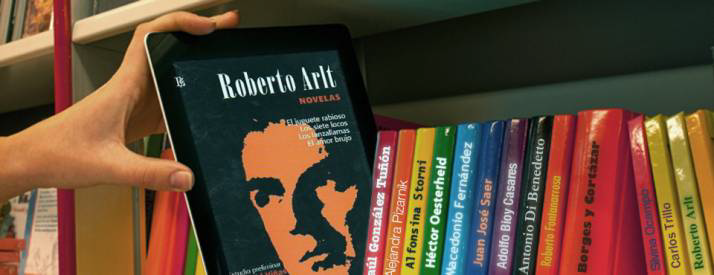 Una mano saca un ebook de un estante con libros impresos.