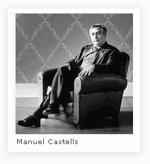 Manuel Castells, de traje, sentado en un sillón.