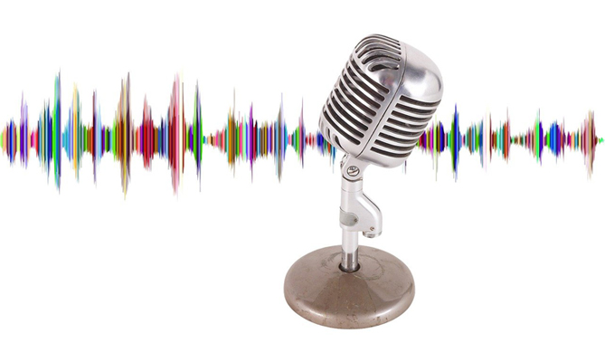 Un micrófono retro delante de una onda de audio colorida.