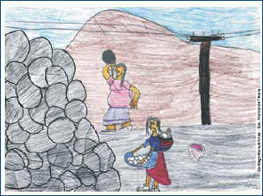 Dos mujeres caminando junto a un muro de piedras, con un cerro al fondo.