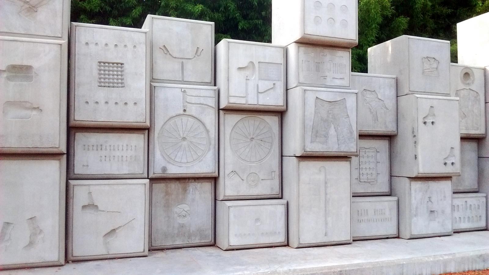 Cubos del monumento de la Shoá en Buenos Aires.